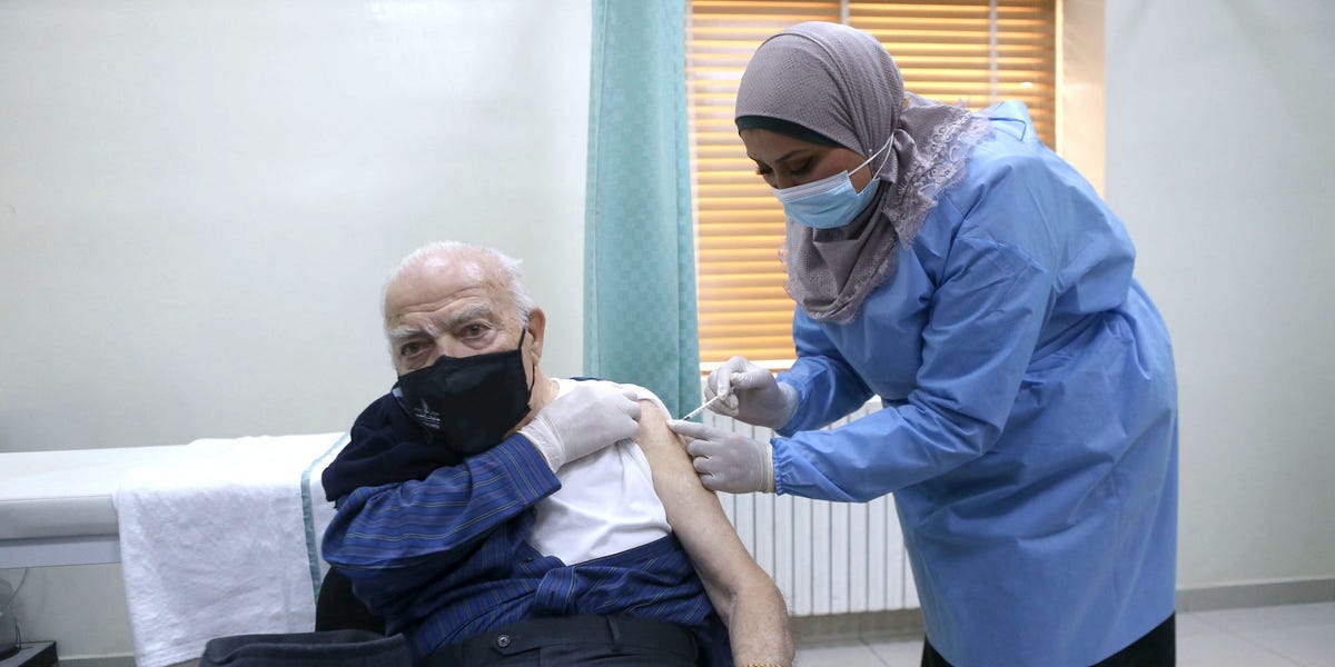 Jordania es uno de los primeros países en comenzar a vacunar a los refugiados contra el COVID-19.