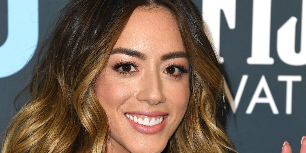 La actriz Chloe Bennet, agente de S.H.I.E.L.D., revela que le diagnosticaron COVID-19 después de que se despertara la mañana de Navidad 