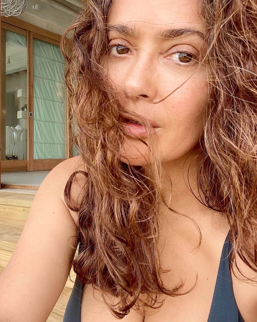 A los 54 años, la piel de Salma Hayek brilla sin esfuerzo en un nuevo selfie sin maquillaje