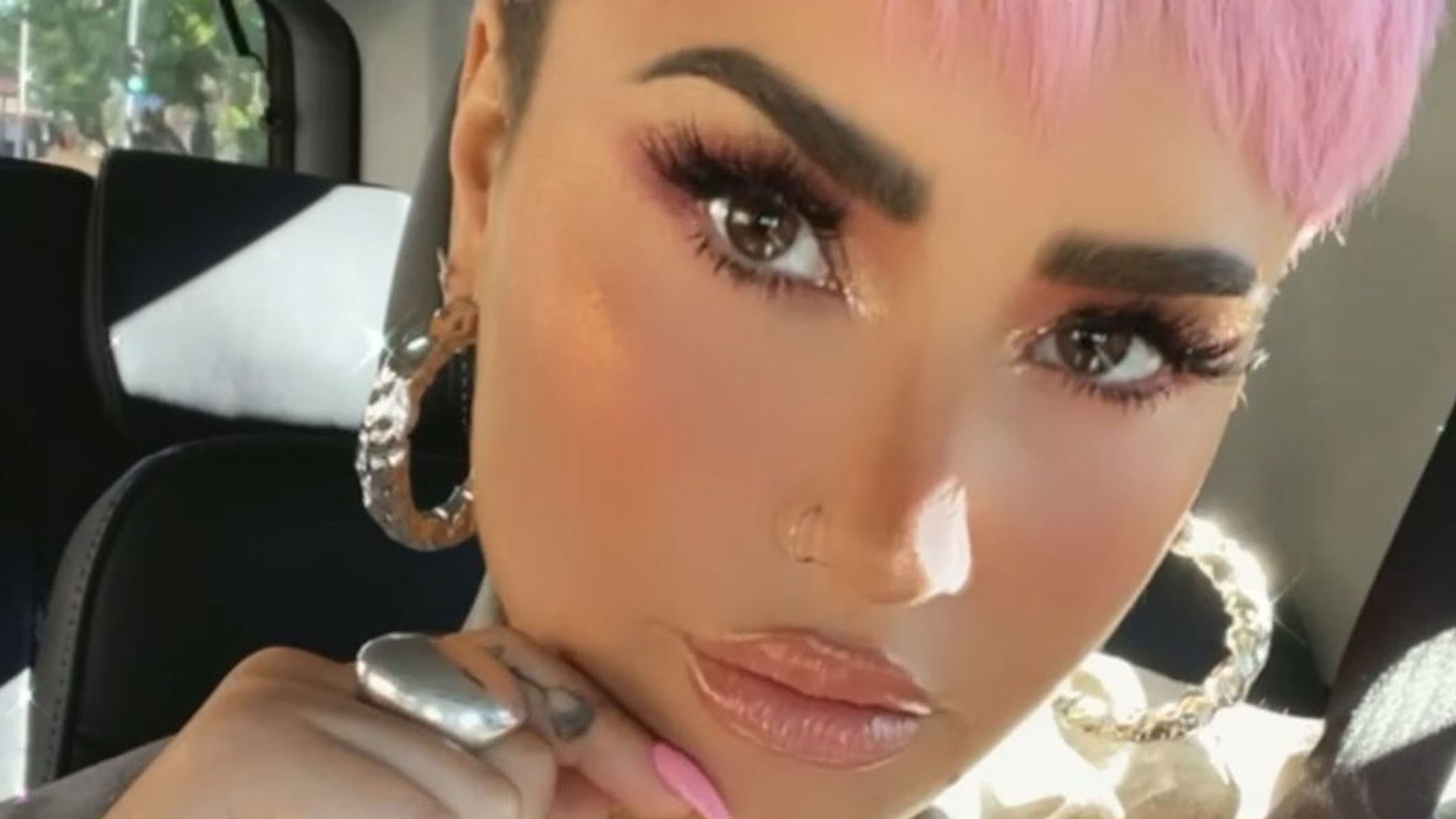 Demi Lovato se deshace de su pelo rosa y se hace un corte pixie aún más corto
