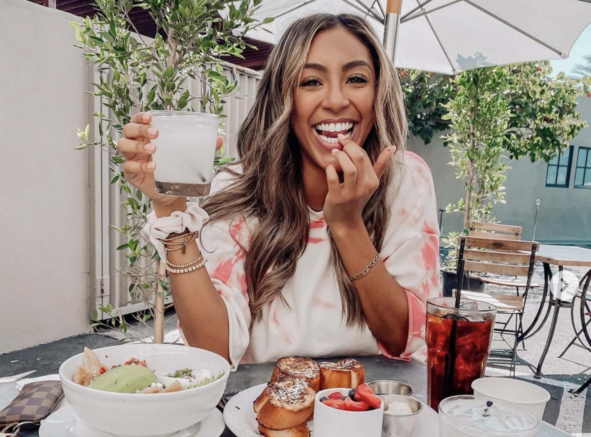 Lo que come Tayshia Adams en un día para estar en forma y saludable