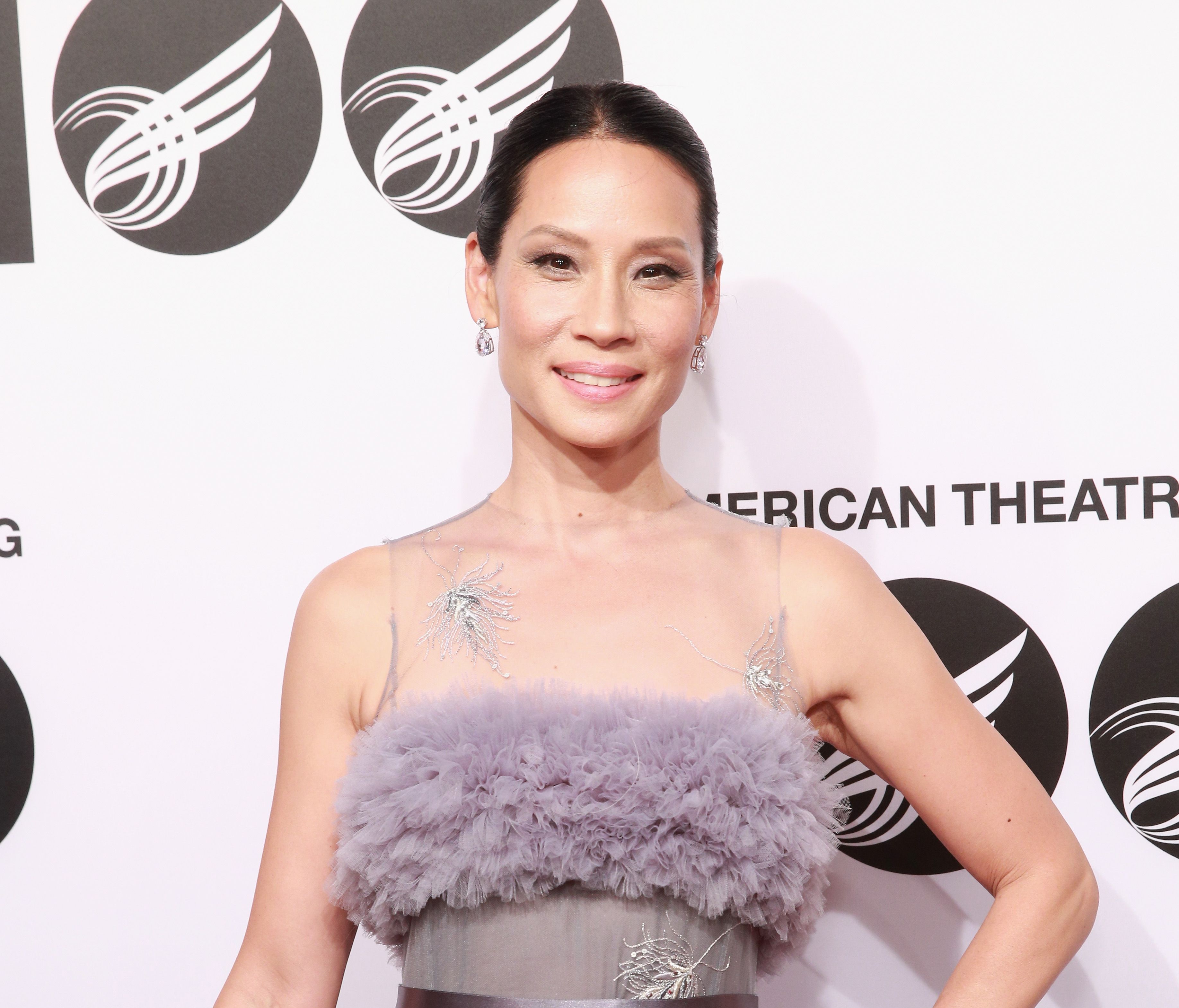 Los secretos de Lucy Liu para el cuidado de la piel incluyen aceite de coco, Aquaphor y acupuntura
