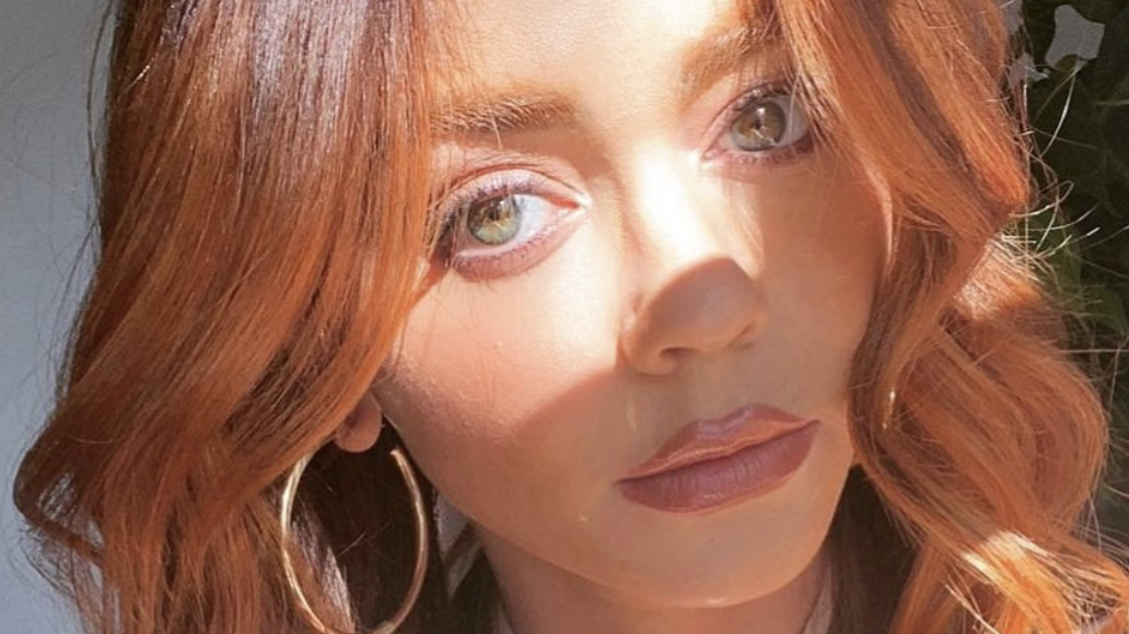 Sarah Hyland se tiñe de rojo para la primavera