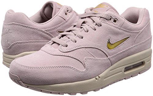 Nike Air MAX 1 Premium SC, Zapatillas de Gimnasia Hombre, Rosa (Particle Rose/Mtlc Gold/Desert 601), 42.5
