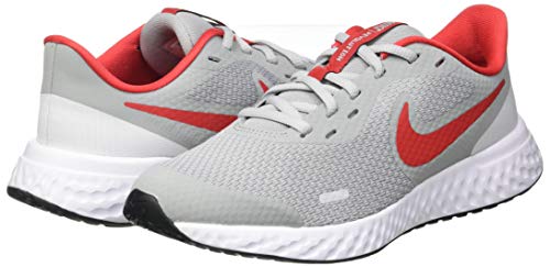 NIKE Revolution 5 (GS), Running Shoe Unisex Adulto, Gris (Light Smoke Grey/University Red-Photon Dust-White), 40 EU