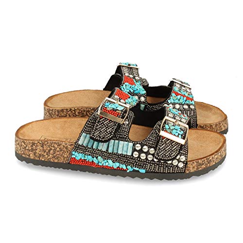 Sandalia de Mujer Plana Estilo Etnico con Doble Hebilla en la Pala, Adornos Metalicos, Grabados Tribales y Suela Bio Confort. Primavera Verano 2020. Talla 39 Negro