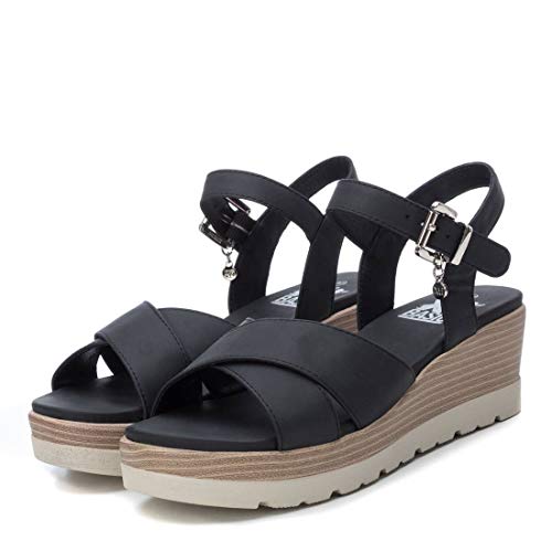 XTI - Sandalia de Cuña para Mujer - Sandalia con Tira y Cierre de Hebilla - Tacón 6 cm - Color Negro - Talla 38