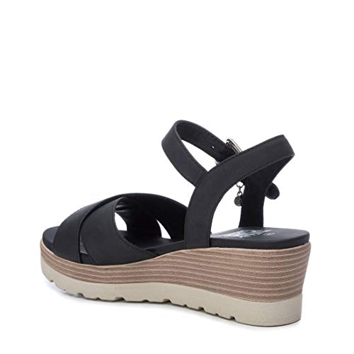 XTI - Sandalia de Cuña para Mujer - Sandalia con Tira y Cierre de Hebilla - Tacón 6 cm - Color Negro - Talla 38