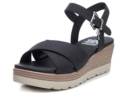 XTI - Sandalia de Cuña para Mujer - Sandalia con Tira y Cierre de Hebilla - Tacón 6 cm - Color Negro - Talla 38