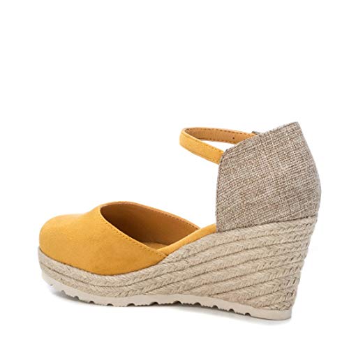 XTI - Sandalia para Mujer - Sandalia con Cierre de Hebilla - Tacón 8 cm - Color Amarillo - Talla 39