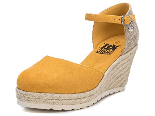 XTI - Sandalia para Mujer - Sandalia con Cierre de Hebilla - Tacón 8 cm - Color Amarillo - Talla 39