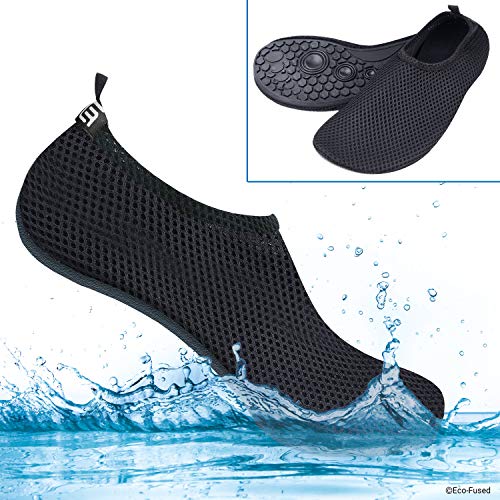 Zapatillas de Agua para Mujeres – Extra Cómodas – Protegen contra la Arena, Agua Fría/Caliente – Calzado de Ajuste Fácil para Nadar (Negro) – (P)US para Mujeres:5.5-6.5/Longitud de la Plantilla: 9.06”