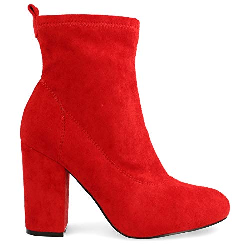 Botin de Tacon Ancho y Punta Fina, con la Cana drapeada y Remache metalico en la Parte Trasera como Detalle. Cierre de Cremallera en el Interior. Altura del Tacon: 7,5 cm. Talla 41 Camel