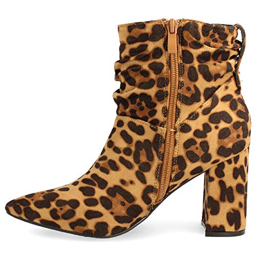 Botin de Tacon Ancho y Punta Fina, con la Cana drapeada y Remache metalico en la Parte Trasera como Detalle. Cierre de Cremallera en el Interior. Altura del Tacon: 7,5 cm. Talla 41 Camel