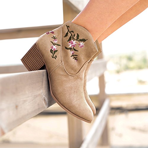 Botines Tipo Camperos con aplicación Bordada en la caña y contrafuerte by Vencastyle,Arena,36