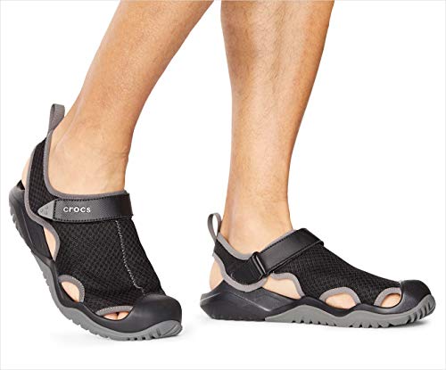 CROCS Swiftwater Mesh Deck Sandal M, Zuecos Hombre, Negro (Black 001), 43 EU