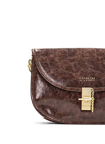 Hispanitas: Bolso Bandolera elaborado en Eco Piel Color Cuero. Cuenta con Tres Compartimentos en el Interior, Dos de Ellos con Cierre de Cremallera.