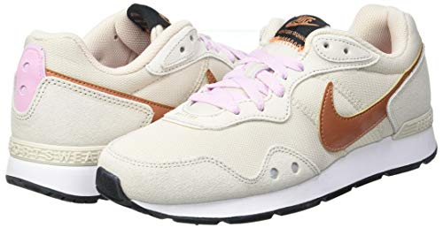 Nike Venture Runner, Zapatillas para Correr Mujer, Lt Orewood Brn Metallic Copper, 38 EU