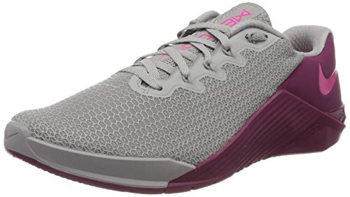 Nike Wmns Metcon 5, Zapatillas Deportivas Mujer, Atmosphere Grey/True Berry/Pink Blast, 37.5 EU