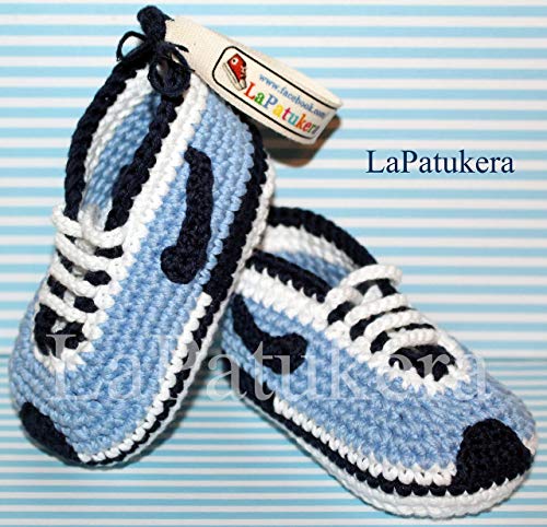 Patucos para bebé de crochet, Unisex. Estilo Nike, de color Celeste/Marino, 100% algodón, tallas de 0 hasta 12 meses, hechos a mano en España. Regalo para bebé.