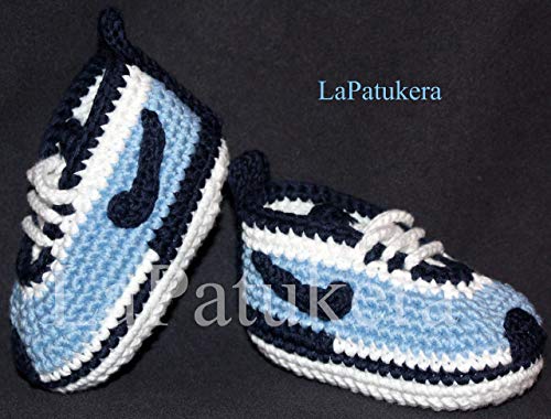 Patucos para bebé de crochet, Unisex. Estilo Nike, de color Celeste/Marino, 100% algodón, tallas de 0 hasta 12 meses, hechos a mano en España. Regalo para bebé.