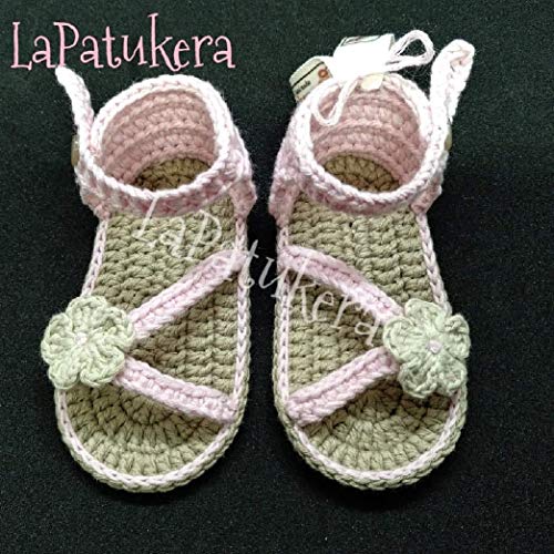Patucos Sandalias modelo D`Italia para bebé de crochet, de color a elegir con flor a juego, 100% algodón, tallas de 0 hasta 12 meses, hechos a mano en España. Regalo para bebé.