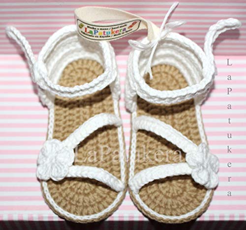 Patucos Sandalias modelo D`Italia para bebé de crochet, de color a elegir con flor a juego, 100% algodón, tallas de 0 hasta 12 meses, hechos a mano en España. Regalo para bebé.