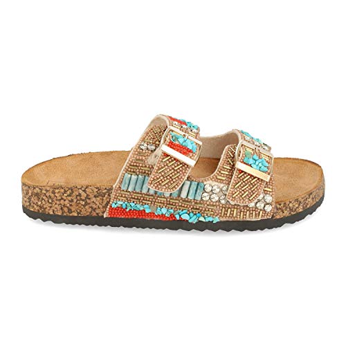 Sandalia de Mujer Plana Estilo Etnico con Doble Hebilla en la Pala, Adornos Metalicos, Grabados Tribales y Suela Bio Confort. Primavera Verano 2020. Talla 38 Beige