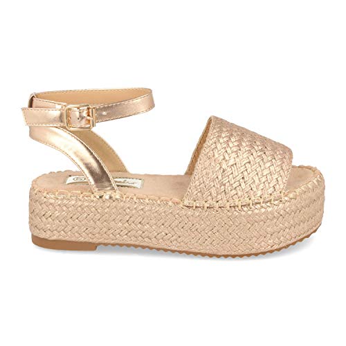 Sandalia de Plataforma con Yute, Estilo Ankle Strap, con Piso de Crepelina, Pala Normal, y Cierre de Hebilla. Primavera Verano 2020. Talla 41 Champan