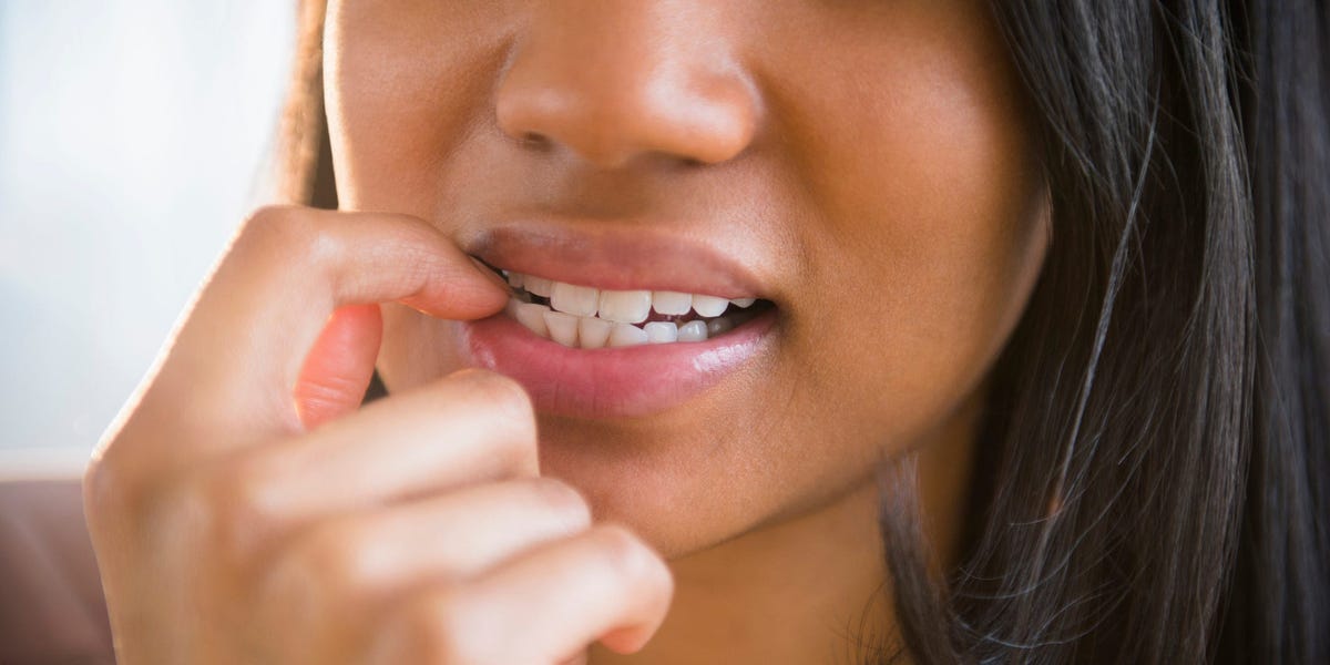 7 malos hábitos que deberías dejar ahora mismo para salvar tus dientes, según los dentistas