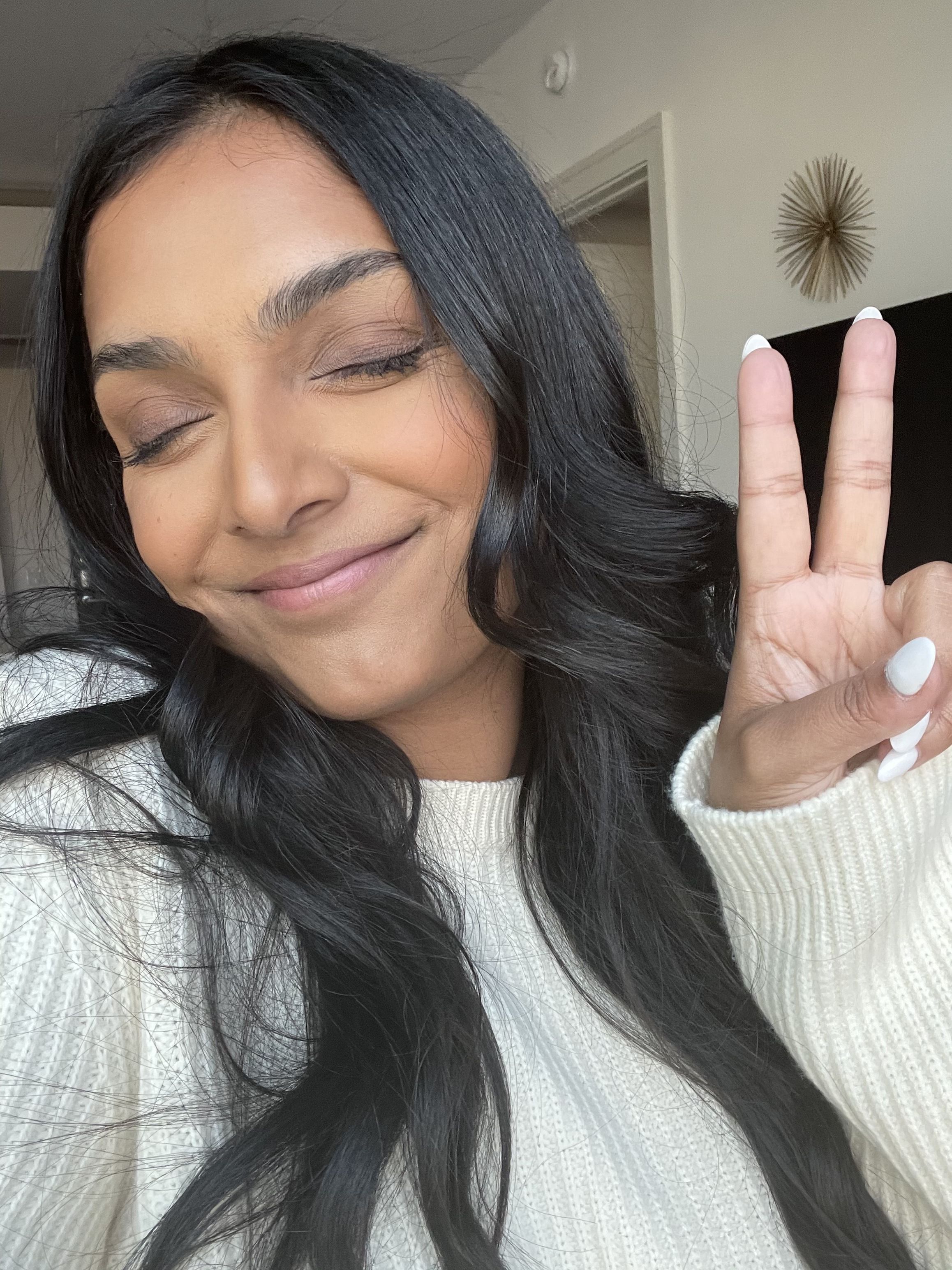 Así es como la fundadora de Live Tinted, Deepica Mutyala, se desintoxica de su día