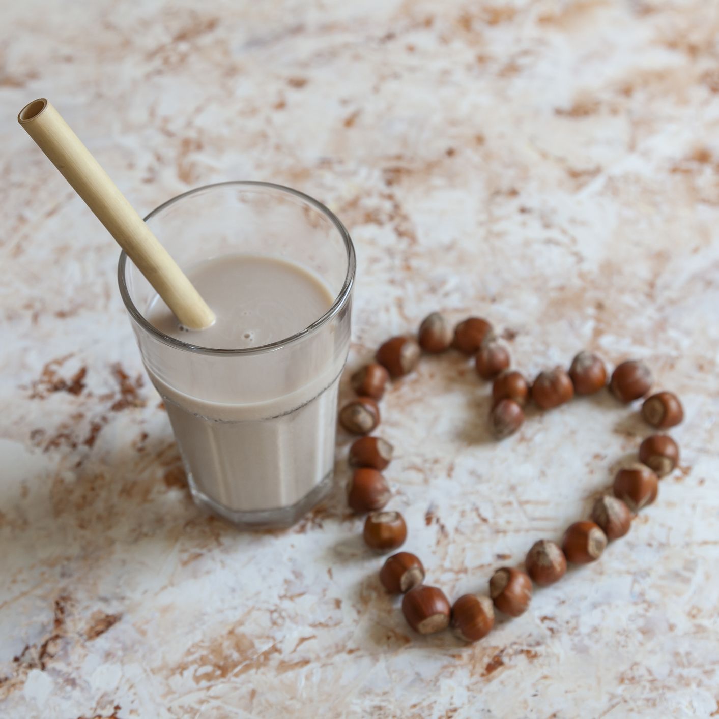 Las mejores alternativas a la leche para el café, los cereales y los batidos, según una dietista