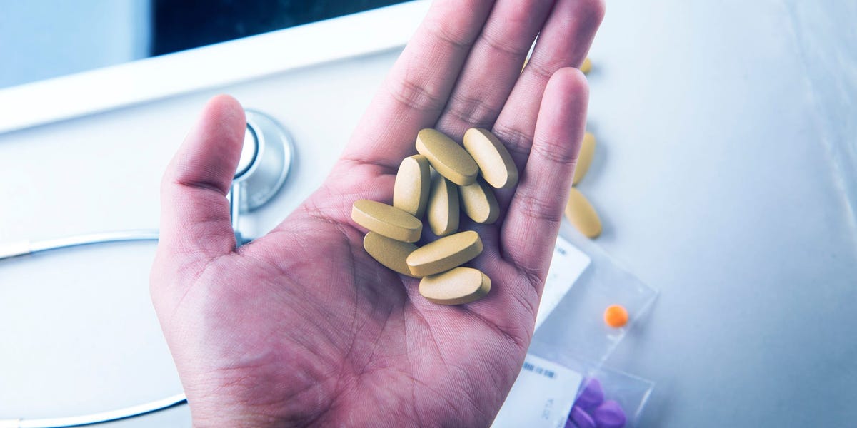 ¿Se puede tomar demasiada vitamina B12? Cómo encontrar la dosis adecuada, según los dietistas