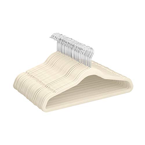 Amazon Basics - Perchas de terciopelo para trajes - Paquete de 50, Marfil