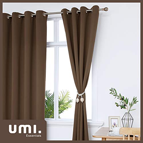 Amazon Brand – Umi Cortinas Opacas de Dormitorio Moderno Térmicas Aislantes Luz para Habitación Suaves 2 Paneles con Ojales 140 x 175 cm Marrón