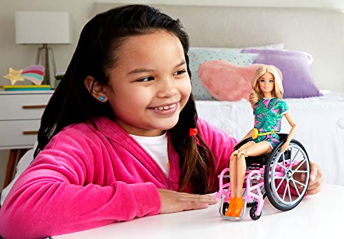 Barbie Fashionista Muñeca con silla de ruedas, rampa y accesorios de moda (Mattel GRB93)