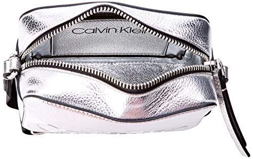 Calvin Klein - Edged Camera Bag Met, Bolsos bandolera Mujer, Gris (Silver), 7x12x18 cm (B x H T)