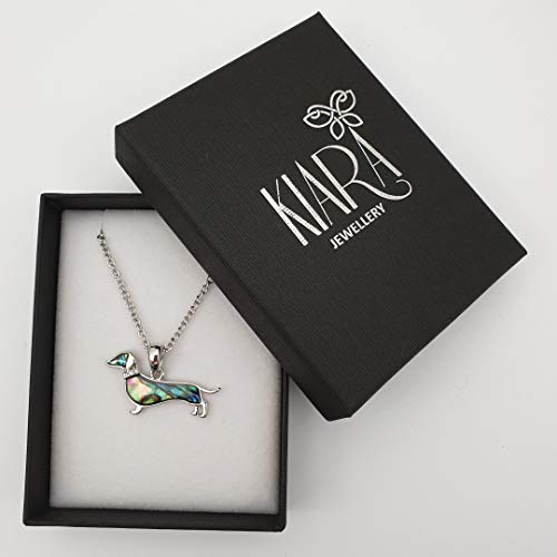 Kiara Jewellery Collar con colgante de perro salchicha con incrustaciones de concha de abulón de Paua verdosa y collar de piedra de cristal en cadena de 45,72 cm.