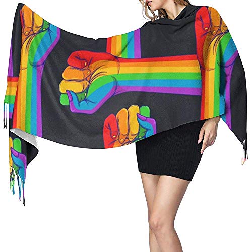 Mano rayada que muestra el puño levantado para arriba. Concepto de derechos de los homosexuales. Bufanda cálida de abrigo de chal estilo realista