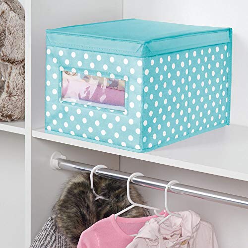 mDesign Juego de 4 cajas organizadoras grandes de tela – Caja de almacenaje apilable con tapa y ventanilla – Para ordenar armarios y zapatos – Organizador de armarios de lunares – azul turquesa/blanco