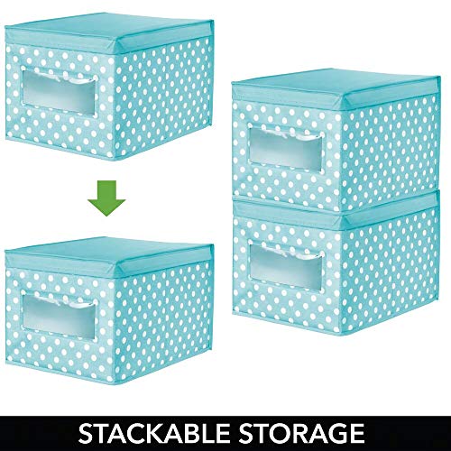mDesign Juego de 4 cajas organizadoras grandes de tela – Caja de almacenaje apilable con tapa y ventanilla – Para ordenar armarios y zapatos – Organizador de armarios de lunares – azul turquesa/blanco