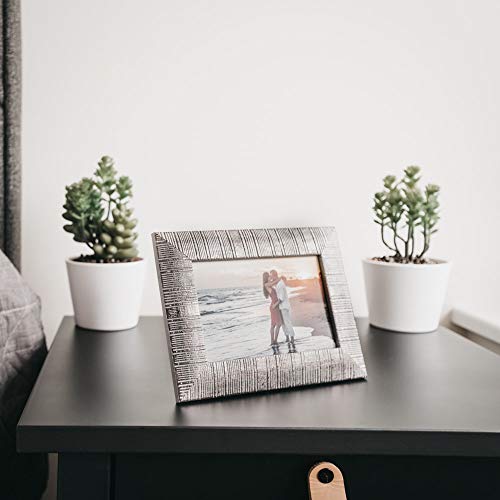 Victoria Collection Marco de fotos clásico de madera – Arena – Marco de fotos acanalado para fotos | Marco de fotos de pie adecuado para escritorio y pared | Plateado 4x6 / 10x15 cm