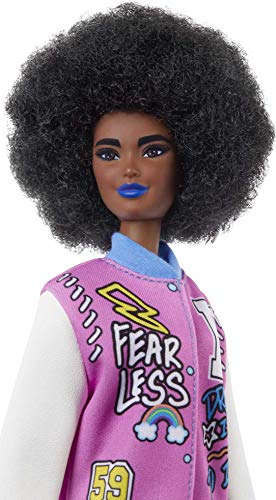 Barbie Fashionista Muñeca afroamericana con chaqueta beisbolera y accesorios de moda (Mattel GRB48)