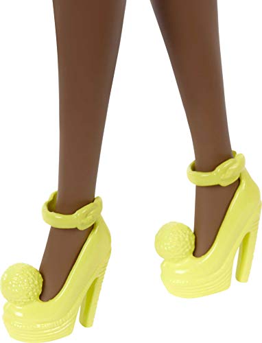 Barbie Fashionista Muñeca afroamericana con chaqueta beisbolera y accesorios de moda (Mattel GRB48)