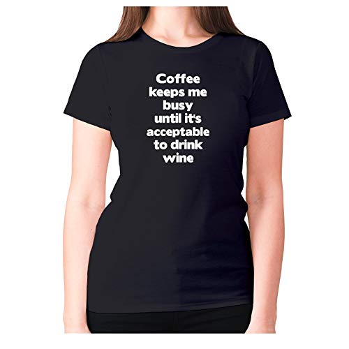 Camiseta de mujer de primera calidad con la divertida frase inglés «Coffee keeps me busy until it's acceptable to drink wine»