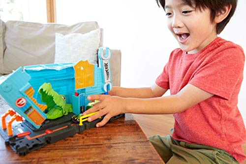 Hot Wheels Ataque en el taller del cocodrilo, pista de coches de juguete (Mattel FNB06)