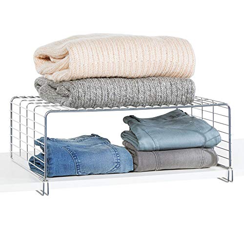 mDesign Cesta metálica para ordenar armarios – Moderno separador de estantes de metal con dos niveles para guardar ropa – Organizador de armarios para dormitorio, cocina, pasillo y oficina – plateado