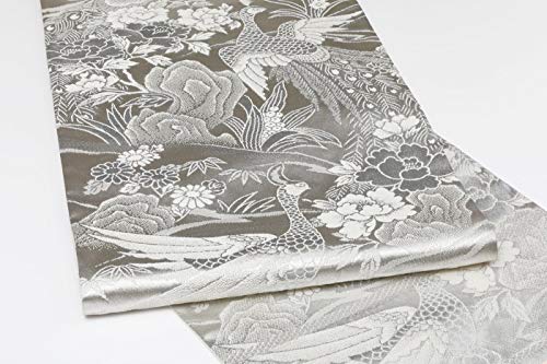 "Obi" (cinturón de kimono) para la decoración cosida con hilos de plata pura (99,9%). Diseño: pavos y peonías.