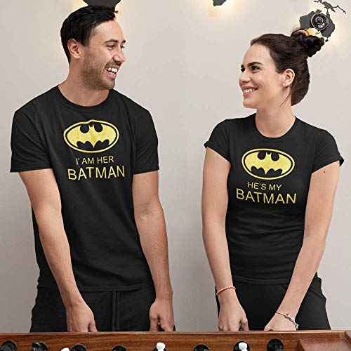 Pack de 2 Camisetas Negras para Parejas, I'am Her Batman y He's my Batman Dorado (Mujer Tamaño M + Hombre Tamaño L)