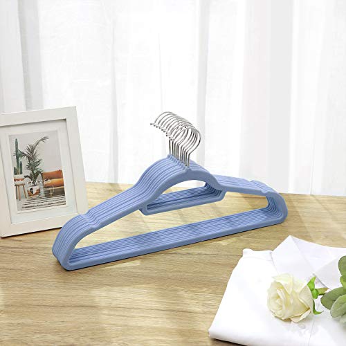 SONGMICS Perchas de Terciopelo, Paquete de 50, Antideslizantes, 0.6 cm Espesor, Espacio Mínimo, Ganchos Giratorios de 360°, 45 cm Ancho, para Abrigo, Chaqueta, Vestido, Pantalón, Azul Claro CRF50IN